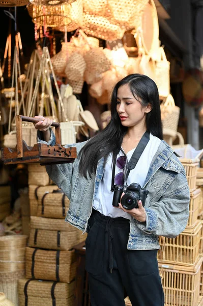 Retrato Una Joven Hermosa Mujer Que Compra Productos Locales Mientras — Foto de Stock