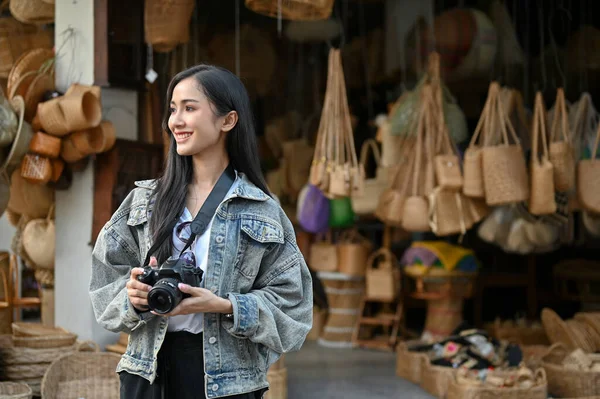 Retrato Una Joven Hermosa Mujer Mirando Vista Mientras Viaja Mercado — Foto de Stock