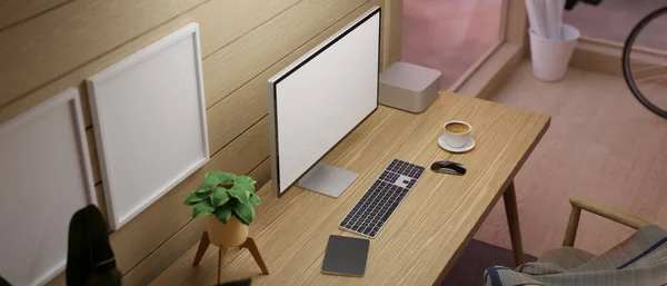 Bequemer Holzarbeitsplatz Mit Leerem Bildschirm Desktop Computer Auf Holztisch Und — Stockfoto