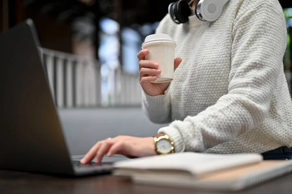 Vista Cerca Joven Mujer Que Trabaja Café Escritura Computadora Portátil —  Fotos de Stock