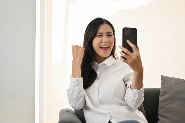 美丽的年轻亚洲女人喜欢和她的朋友一起玩视频电话 用她的智能手机 收到一个意想不到的好消息 — 图库照片