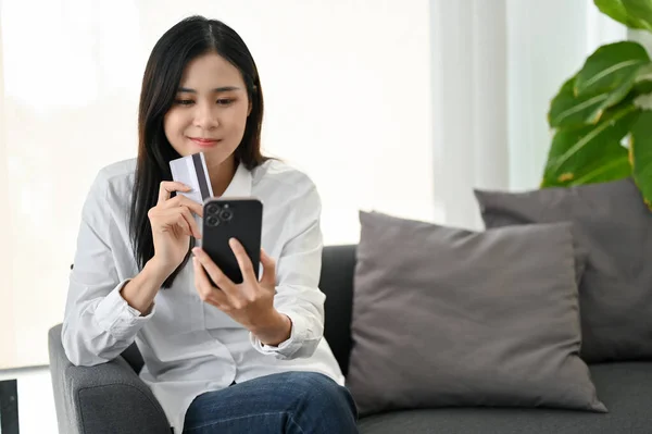 Aantrekkelijke Aziatische Vrouw Met Een Smartphone Een Creditcard Geniet Van — Stockfoto