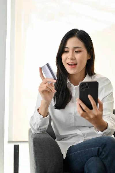 Portret Aantrekkelijke Mooie Jonge Aziatische Vrouw Met Een Smartphone Een — Stockfoto
