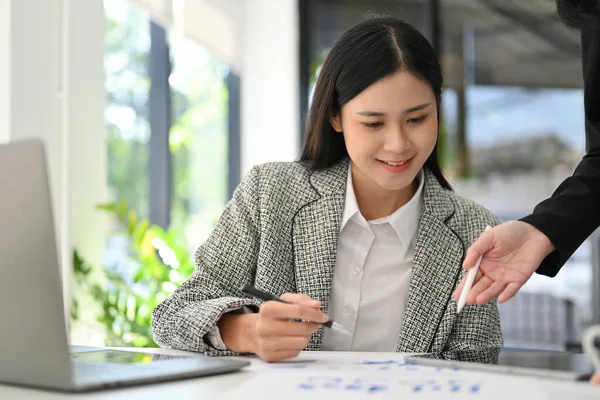 Hermosa Alegre Millennial Mujer Negocios Asiática Jefe Femenino Que Trabaja —  Fotos de Stock