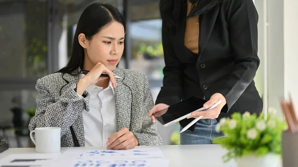 Professionele Gestreste Duizendjarige Aziatische Zakenvrouw Vrouwelijke Manager Werken Met Haar — Stockfoto