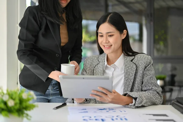 Joven Empresaria Asiática Exitosa Hermosa Gerente Mujer Mirando Pantalla Tableta —  Fotos de Stock