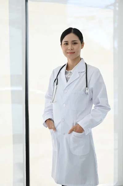 Retrato Profissional Bonito Asiático Médico Feminino Vestido Branco Sua Clínica — Fotografia de Stock