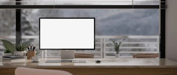 Bilgisayarın Beyaz Ekran Modeli Kırtasiyesi Dekorasyonu Arka Plandaki Pencerenin Bulanık — Stok fotoğraf