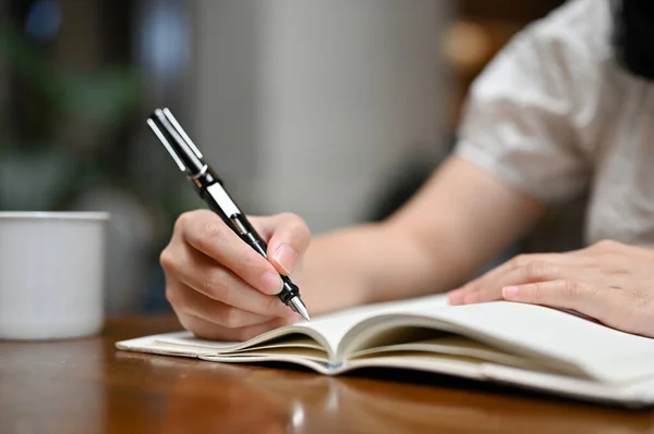 Close Imagem Jovem Mulher Asiática Escrevendo Algo Seu Caderno Segurando — Fotografia de Stock
