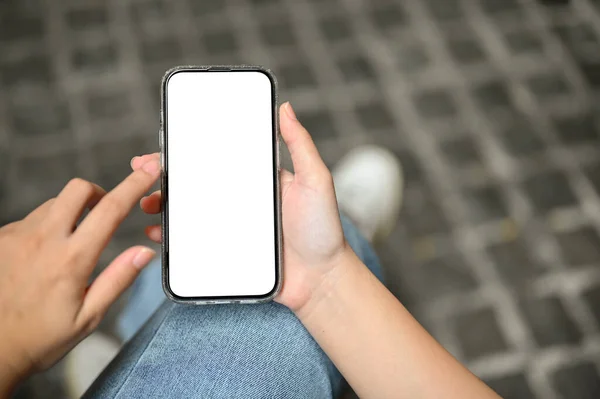 Una Mujer Usando Teléfono Inteligente Mientras Relaja Sentada Café Plaza — Foto de Stock