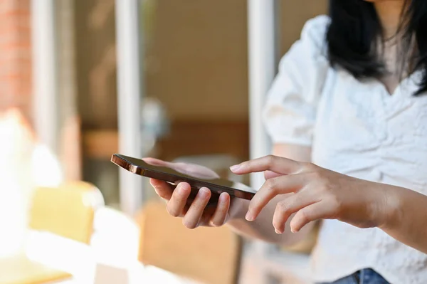 Hátsó Nézet Vonzó Fiatal Ázsiai Megérinti Telefon Képernyőjén Használja Okostelefonját — Stock Fotó