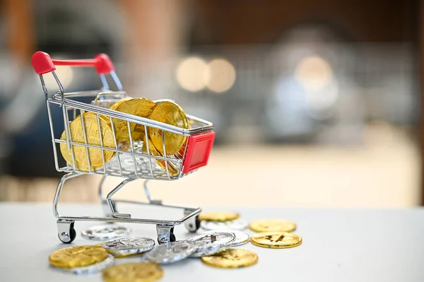 Silver Och Gyllene Bitcoins Kundvagnen Bordet Shopping Handel Finansiellt Koncept — Stockfoto
