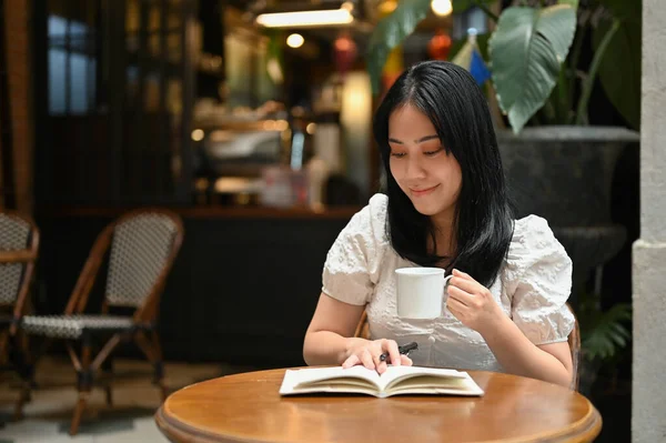 Bela Jovem Asiática Lendo Livro Pesquisando Algumas Informações Livro Didático — Fotografia de Stock