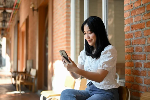 Güzel Genç Asyalı Kadın Cep Telefonunu Kullanıyor Internette Bilgi Arıyor — Stok fotoğraf