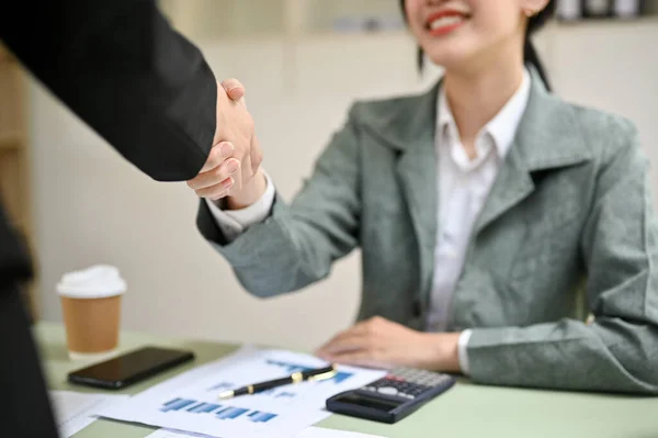 アジア系の実業家2人が事務所で握手をしている ビジネス協力取引おめでとうございます — ストック写真