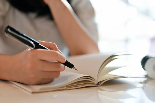 Jeune Femme Asiatique Écrivant Son Journal Prenant Des Notes Sur — Photo