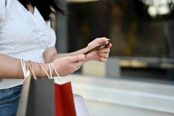 Güzel Asyalı Bir Kadın Günlük Kıyafetleriyle Akıllı Telefon Kullanıyor Alışveriş — Stok fotoğraf