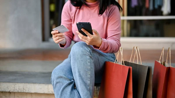Jovem Mulher Asiática Com Seus Sacos Compras Segurando Cartão Crédito — Fotografia de Stock