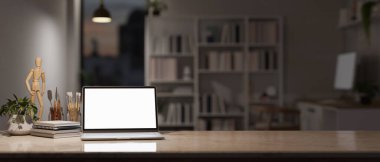 Bilgisayarın beyaz ekran maketi, resim malzemeleri, ahşap figürler, kitaplar ve arka plandaki bulanık çalışma odasının üzerindeki fotokopi alanı ile modern çalışma alanı yakın çekim. 3d görüntüleme, 3d illüstrasyon