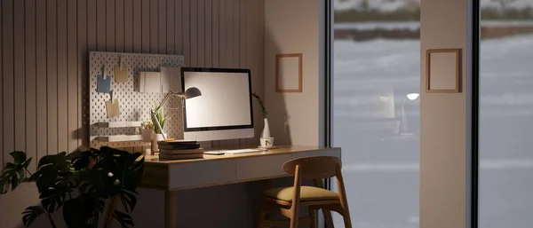 Pcコンピュータのモックアップ 木製のテーブル 木製の椅子 板壁や観葉植物のペグボード上のテーブルランプや装飾とウィンドウの近くに現代的で居心地の良いホームワークスペース 3Dレンダリング 3Dイラスト — ストック写真