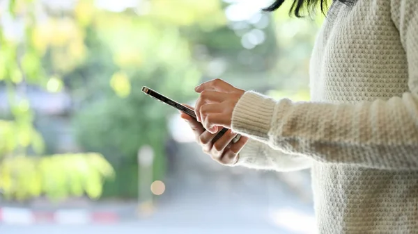 Una Mujer Asiática Suéter Blanco Usando Teléfono Inteligente Chatear Leer — Foto de Stock