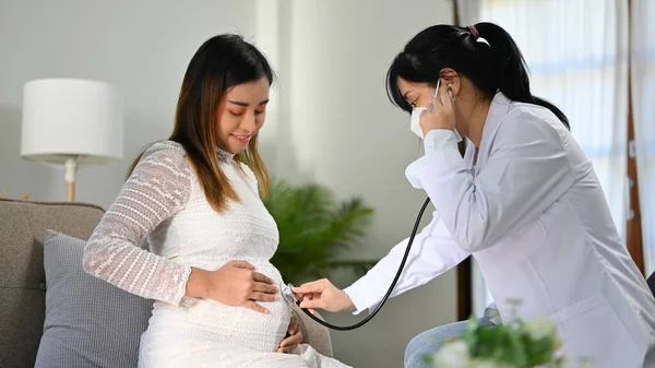 专业的亚洲女医生或产科医生在她的听诊器上听婴儿的心跳 在她的诊所检查她的病人 产前护理概念 — 图库照片