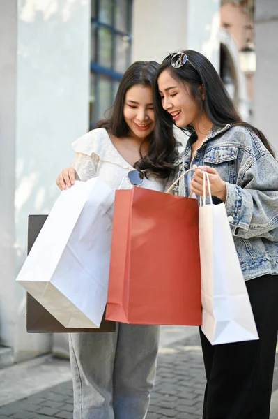 Портрет Две Красивые Молодые Азиатские Женщины Наслаждаются Покупками Вместе Торговом — стоковое фото