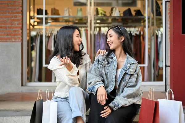 Две Радостные Счастливые Молодые Азиатки Наслаждаются Общением Смехом Сидя Лестнице — стоковое фото