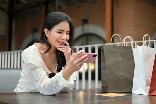 Mooie Jonge Aziatische Vrouw Met Behulp Van Haar Smartphone Kijken — Stockfoto