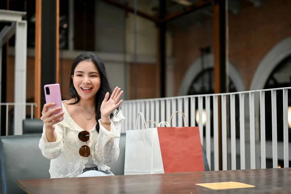 Mooie Jonge Aziatische Vrouw Met Behulp Van Haar Smartphone Video — Stockfoto