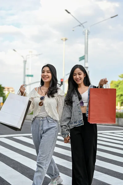 Portrait Deux Jeunes Femmes Asiatiques Ravies Attirantes Vêtements Décontractés Marchant — Photo