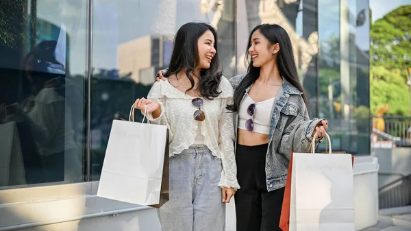 Deux Jolies Joyeuses Jeunes Femmes Asiatiques Avec Leurs Sacs Provisions — Photo