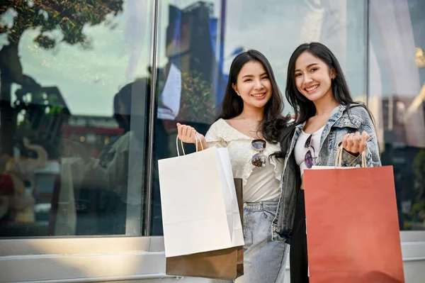 Dos Hermosas Mujeres Asiáticas Jóvenes Con Ropa Casual Sonriendo Mirando —  Fotos de Stock