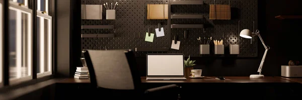 时尚的黑暗的家庭办公空间室内设计 笔记本电脑的模型和装饰在黑暗的木制桌子上的黑色墙壁与黑色踏板 3D渲染 3D说明 — 图库照片