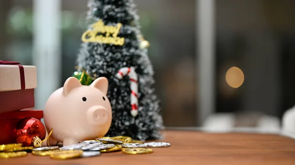 Nahaufnahme Bild Kleiner Weihnachtsbaum Mit Sparschwein Münzen Und Geschenkbox Auf — Stockfoto
