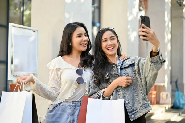 Dos Hermosas Felices Jóvenes Asiáticas Viajan Usando Teléfono Inteligente Tomando —  Fotos de Stock