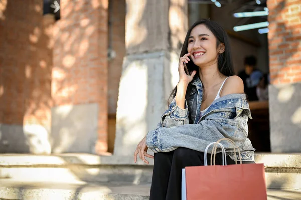 Aantrekkelijke Gelukkige Jonge Aziatische Vrouw Met Haar Boodschappentassen Glimlachend Geniet — Stockfoto