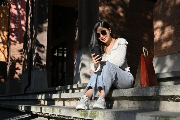 Atractiva Joven Asiática Con Gafas Sol Usando Teléfono Inteligente Mientras — Foto de Stock