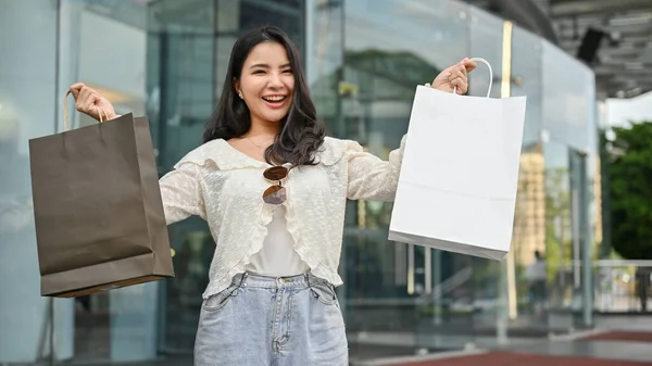 Overgelukkig Charmante Jonge Aziatische Vrouw Met Haar Boodschappentassen Staat Voor — Stockfoto