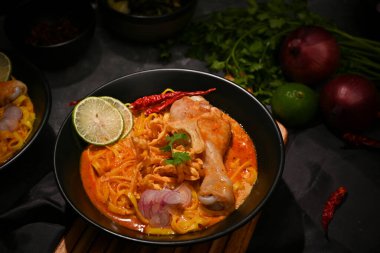 Yakın plan görüntü, Lezzetli Khao Soi Kai veya tavuk budu, sebze ve baharatlı Tayland körili erişte. Tayland yemeği konsepti