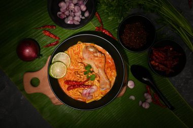Genel bakış, Khao Soi Kai veya Eşsiz Kuzey Tayland baharatlı baharatlı baharatlı erişte, tavuk ve sebze..