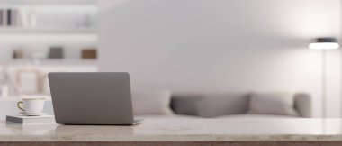 Dizüstü bilgisayarı, kahve fincanı ve arka plandaki bulanık oturma odasındaki ürününüz için kopyalama alanı olan modern parlak çalışma alanı mermer masa. 3d görüntüleme, 3d illüstrasyon
