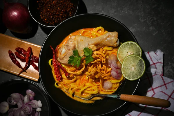 Ovanifrån Khao Soi Kai Eller Unik Nordthailändsk Currysoppa Med Äggnudlar — Stockfoto
