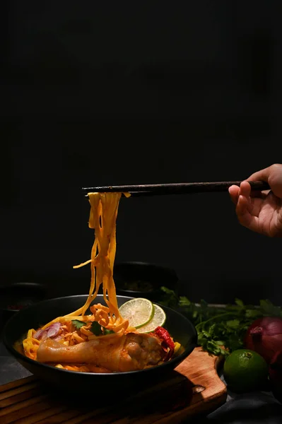 Kvinnas Hand Använder Ätpinnar För Att Äta Sin Khao Soi — Stockfoto