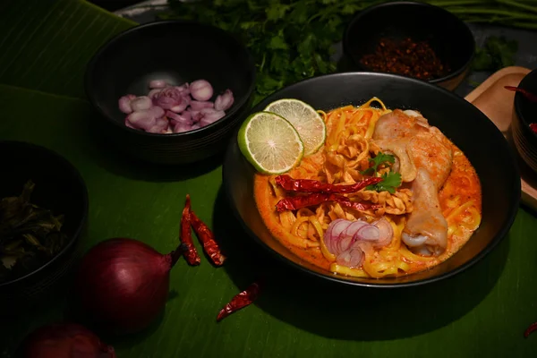 Delicioso Macarrão Caril Tailandês Com Baqueta Frango Legumes Khao Soi — Fotografia de Stock