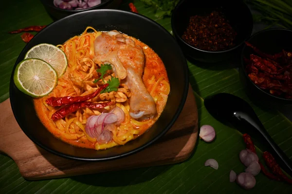 Вкусная Традиционная Северная Тайская Лапша Куриной Ножкой Овощами Столе Кхао — стоковое фото