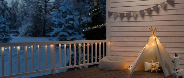 Домашний Балкон Терраса Рождественскую Ночь Украшены Игрушечной Палаткой Игрушками Пуфом — стоковое фото