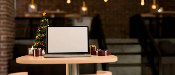 스페이스 테이블에는 노트북에 스크린 흉내를 노트북 크리스마스 커피숍 크리스마스 Render — 스톡 사진