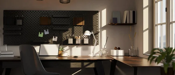暗い木製のテーブル 白い壁に黒いペグボード オフィスチェア上のラップトップコンピュータのモックアップとアクセサリーと現代の都市の古典的なダークホームワークスペースのインテリアデザイン 3Dレンダリング 3Dイラスト — ストック写真