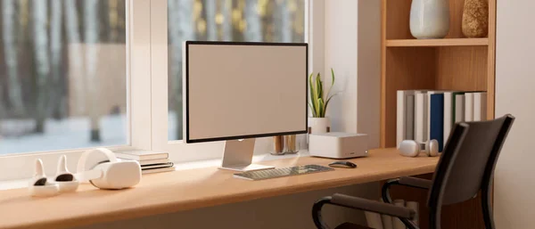 最小和舒适的家庭办公空间与个人电脑台式计算机模型 Vr耳机 和装饰在木制桌子上靠窗 办公椅和木架 3D渲染 3D说明 — 图库照片
